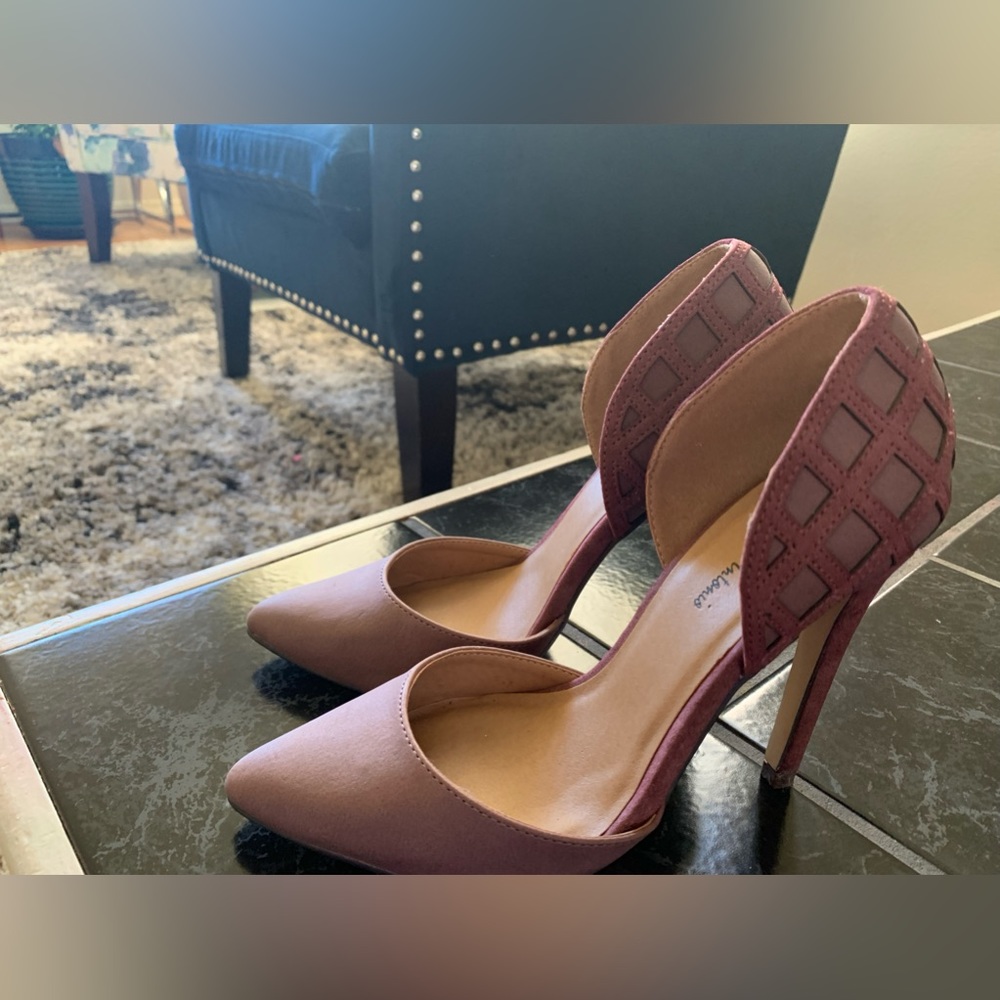 Michael Antonio, size 6, plum pump.